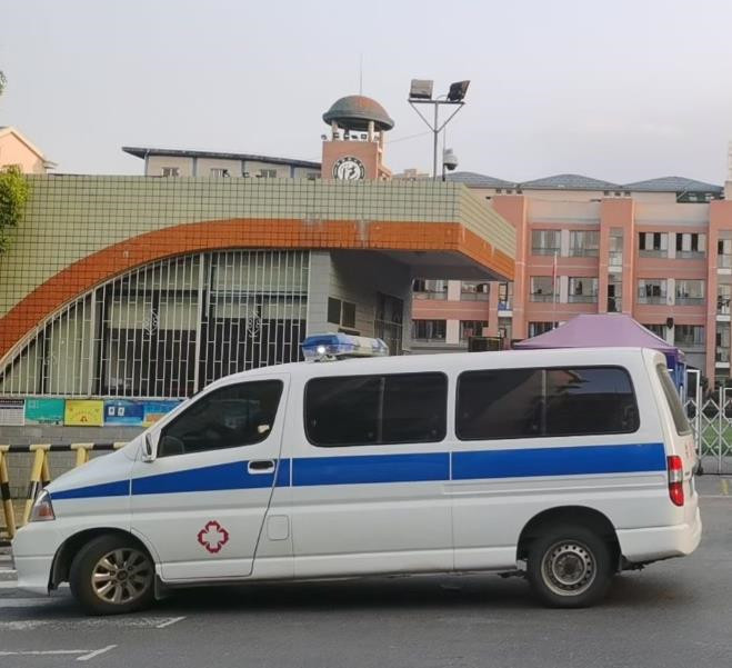 田东救护车出租护送骨折病人一公里多少钱